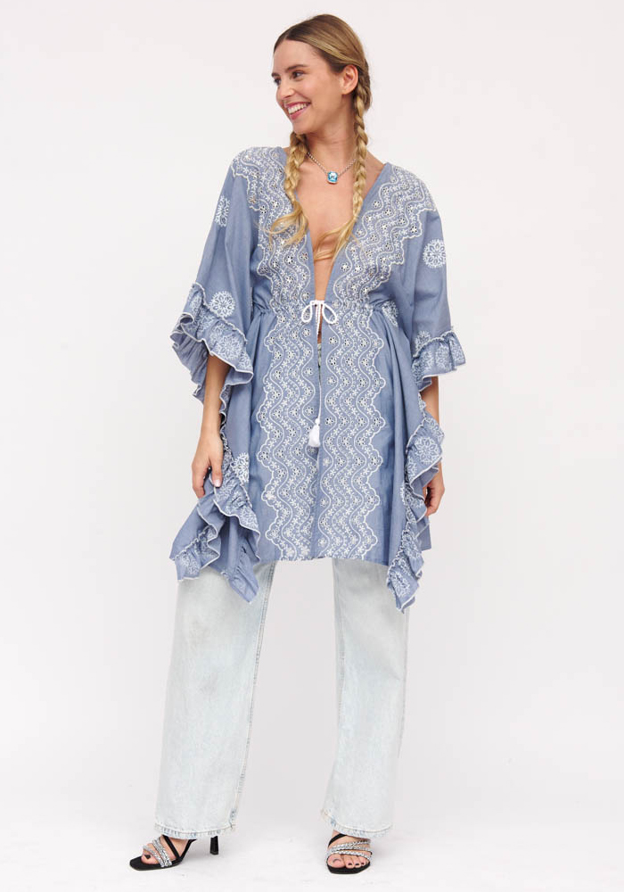 Κοντό boho κιμονό σε denim απόχρωση με λευκό κέντημα, βολάν και φαρδιά μανίκια
