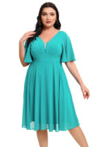 Plus size midi φόρεμα σε aqua με V ντεκολτέ και κλος μανίκια, ιδανικό για επίσημες εμφανίσεις