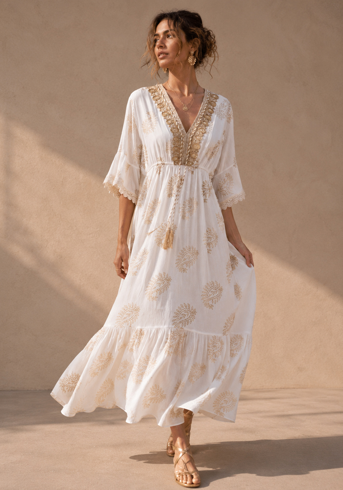 Boho λευκό φόρεμα Afrodite με χρυσό κέντημα και διακοσμητικά νομίσματα.