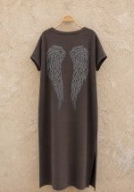 Καφέ βαμβακερό midi φόρεμα Angel με φτερά στην πλάτη, V λαιμόκοψη και ίσια γραμμή.
