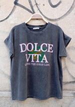 Γυναικείο oversized T-shirt “Dolce Vita” ανθρακί με ροζ και πράσινο τύπωμα