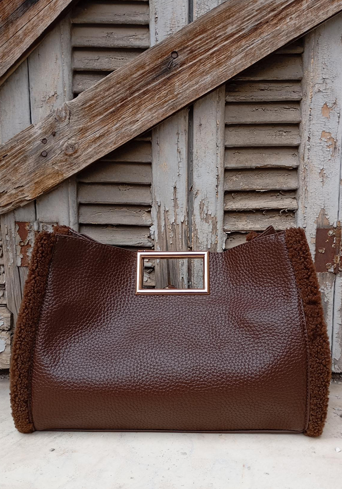 Καφέ τσάντα Necessity με μεταλλική λαβή, αποσπώμενο ιμάντα και λεπτομέρειες από suede και shearling στα πλαϊνά