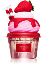 Άρωμα Latafa Berry on Top – μπουκάλι με 3D φράουλα, ροζ γλάσο και candy straws, Eau de Parfum 75ml