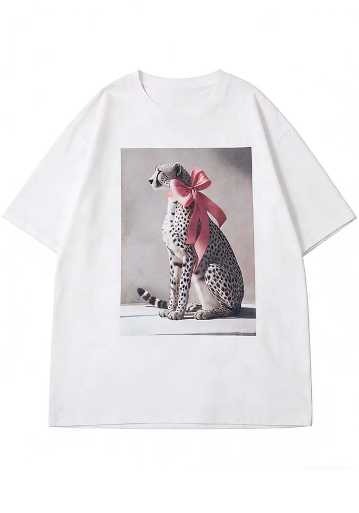 Oversized λευκό T-shirt με στάμπα cheetah και ροζ φιόγκο σε streetwear στυλ