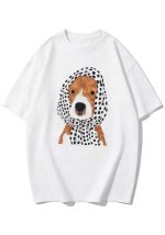 Oversized λευκό t-shirt με καλλιτεχνικό print σκύλου που φορά πουά μαντήλι, μοντέρνο street style σχέδιο
