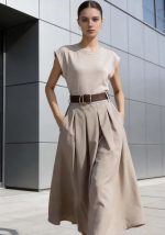 Μπεζ maxi φόρεμα με ζώνη, δομημένους ώμους και διπλό ύφασμα με ελαστικό επάνω μέρος και σταθερή φούστα