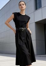 Μαύρο maxi φόρεμα με ζώνη, δομημένους ώμους και διπλό ύφασμα με ελαστικό επάνω μέρος και σταθερή φούστα