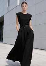 Μαύρο maxi φόρεμα με ζώνη, δομημένους ώμους και διπλό ύφασμα με ελαστικό επάνω μέρος και σταθερή φούστα