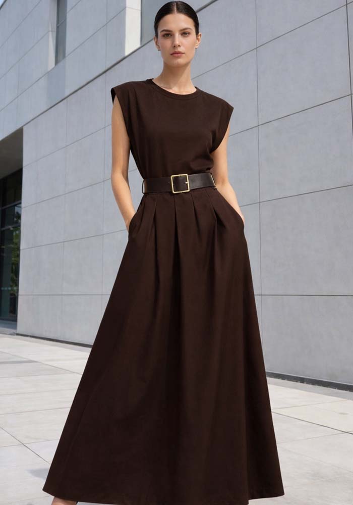 Καφέ maxi φόρεμα με ζώνη, δομημένους ώμους και διπλό ύφασμα με ελαστικό επάνω μέρος και σταθερή φούστα