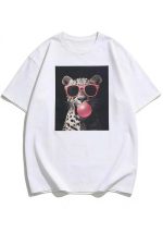 Oversized λευκό t-shirt με graphic print λεοπάρδαλη με ροζ γυαλιά και bubble gum