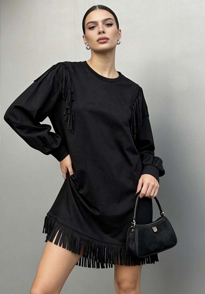 Μαύρο mini suede φόρεμα με διακοσμητικά κρόσσια στους ώμους και στο τελείωμα, μακριά μανίκια