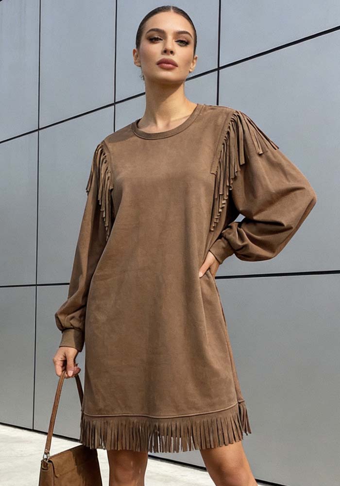 Καφέ mini suede φόρεμα με διακοσμητικά κρόσσια στους ώμους και στο τελείωμα, μακριά μανίκια