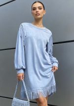 Baby blue mini suede φόρεμα με διακοσμητικά κρόσσια στους ώμους και στο τελείωμα, μακριά μανίκια