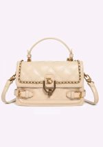 Γυναικεία apricot καπιτονέ τσάντα ώμου με χρυσό κούμπωμα monogram και επάνω χερούλi