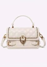 Γυναικεία λευκή καπιτονέ τσάντα ώμου με χρυσό κούμπωμα monogram και επάνω χερούλi
