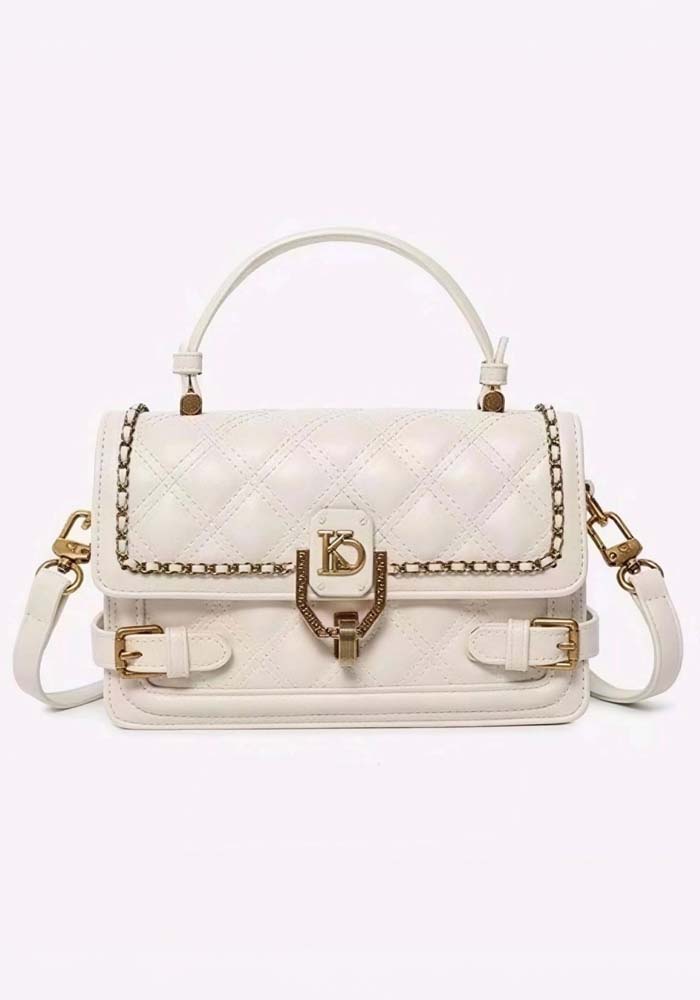 Γυναικεία λευκή καπιτονέ τσάντα ώμου με χρυσό κούμπωμα monogram και επάνω χερούλi