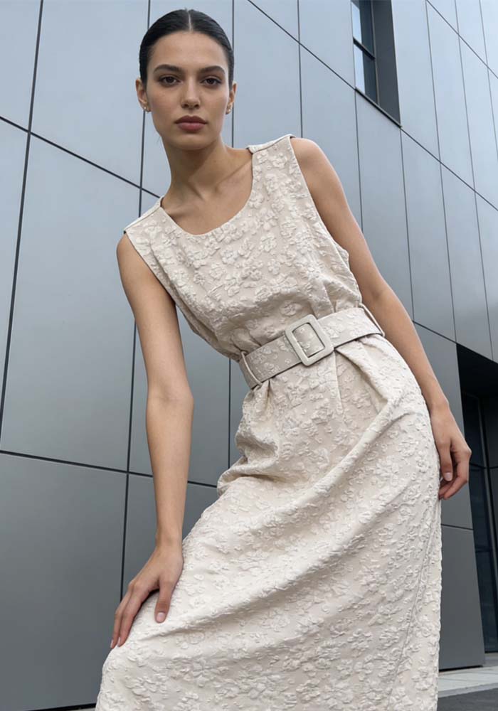 Midi μπεζ φόρεμα με ζώνη στη μέση και ανάγλυφη υφή, αμάνικο