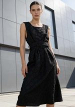 Midi μαύρο φόρεμα με ζώνη στη μέση και ανάγλυφη υφή, αμάνικο