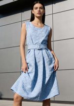 Midi σιέλ φόρεμα με ζώνη στη μέση και ανάγλυφη υφή, αμάνικο