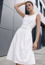 Midi λευκό φόρεμα με ζώνη στη μέση και ανάγλυφη υφή, αμάνικο