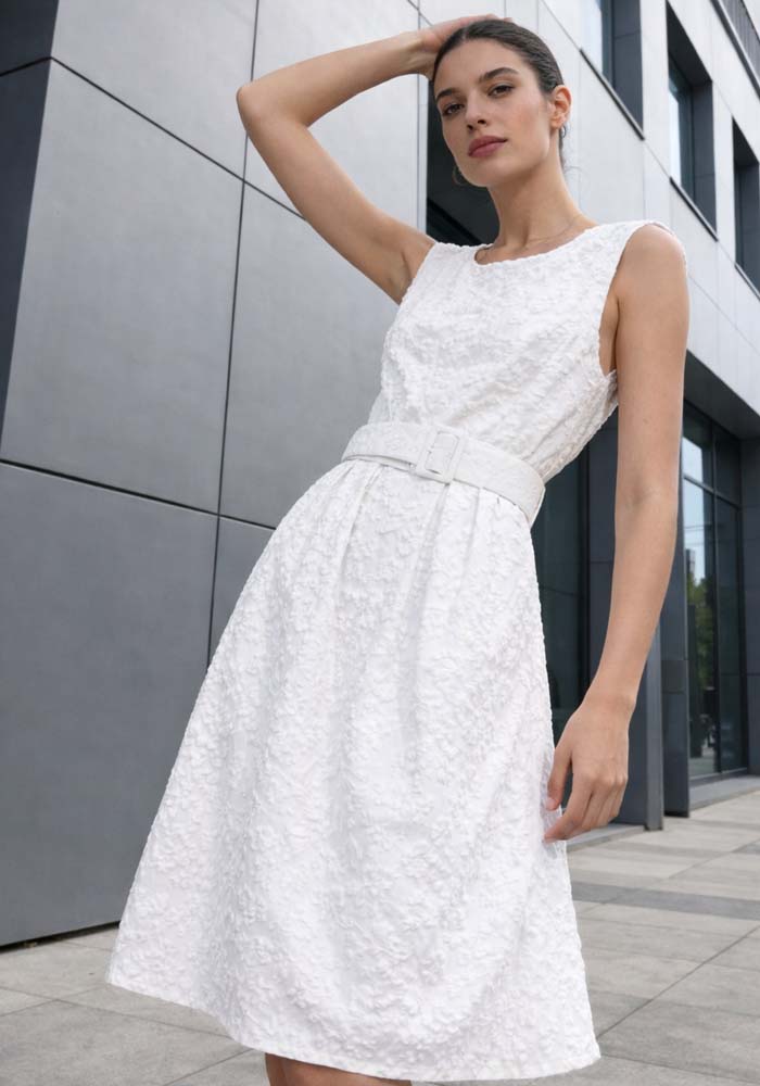 Midi λευκό φόρεμα με ζώνη στη μέση και ανάγλυφη υφή, αμάνικο