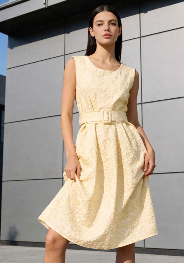 Midi κίτρινο φόρεμα με ζώνη στη μέση και ανάγλυφη υφή, αμάνικο