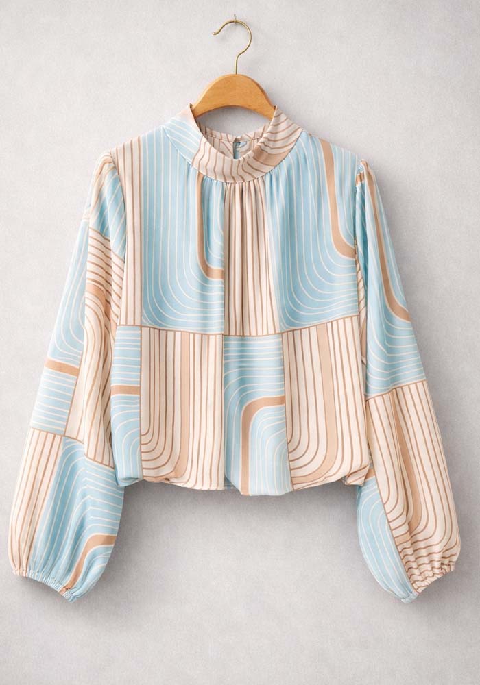 Cropped chiffon μπλούζα σε σιέλ αποχρώσεις με abstract ριγέ μοτίβο, balloon μανίκια και όρθιο γιακά
