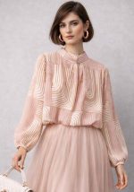 Cropped chiffon μπλούζα σε ροζ αποχρώσεις με abstract ριγέ μοτίβο, balloon μανίκια και όρθιο γιακά