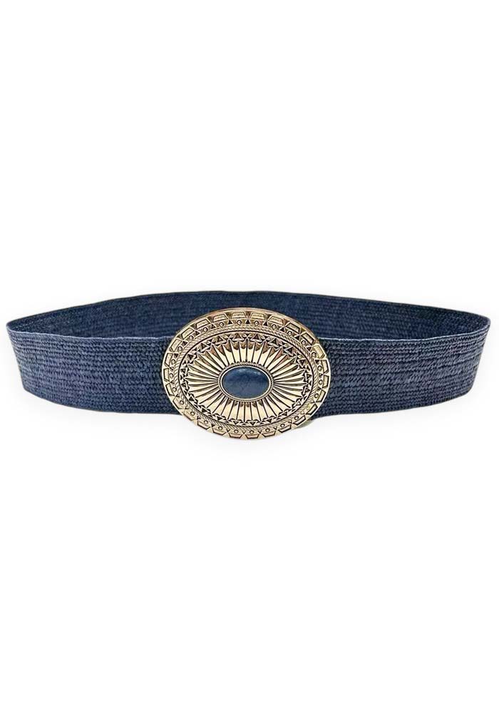 Μπλε ψάθινη γυναικεία ελαστική ζώνη Kimberly με στρογγυλή μεταλλική ethnic αγκράφα σε boho καλοκαιρινό στυλ.