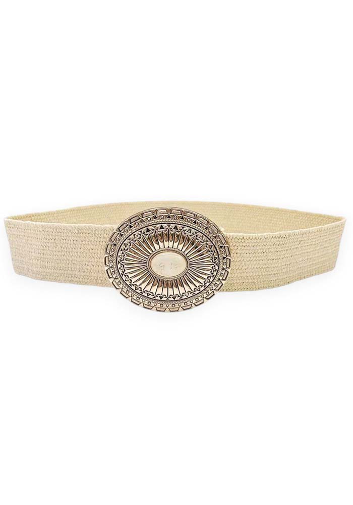 Εκρού ψάθινη γυναικεία ελαστική ζώνη Kimberly με στρογγυλή μεταλλική ethnic αγκράφα σε boho καλοκαιρινό στυλ.
