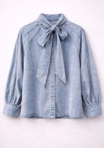 Γυναικείο denim πουκάμισο Bow σε ανοιχτό blue με φιόγκο στον λαιμό, balloon μανίκια και μεταλλικά κουμπιά μπροστά.