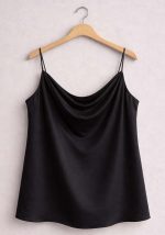 Plus size μαύρο σατέν top με λεπτές τιράντες και ντραπέ cowl neckline, άνετη γραμμή και κομψή εφαρμογή