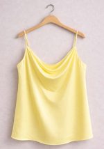 Plus size κίτρινο σατέν top με λεπτές τιράντες και ντραπέ cowl neckline, άνετη γραμμή και κομψή εφαρμογή