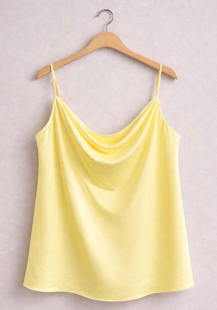 Plus size κίτρινο σατέν top με λεπτές τιράντες και ντραπέ cowl neckline, άνετη γραμμή και κομψή εφαρμογή