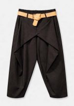 Μαύρο γυναικείο παντελόνι balloon με ασύμμετρο μπροστινό σχέδιο, ελαστική μέση και μπεζ ζώνη δερματίνης