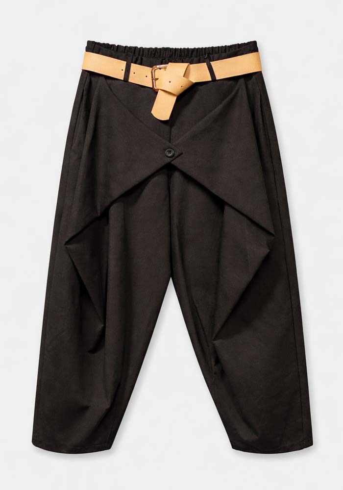 Μαύρο γυναικείο παντελόνι balloon με ασύμμετρο μπροστινό σχέδιο, ελαστική μέση και μπεζ ζώνη δερματίνης