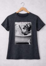 Μαύρο γυναικείο T-shirt Posh Dog με ασπρόμαυρο graphic print και washed εφέ σε ίσια γραμμή.