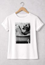 Λευκό γυναικείο T-shirt Posh Dog με ασπρόμαυρο graphic print σε ίσια γραμμή.