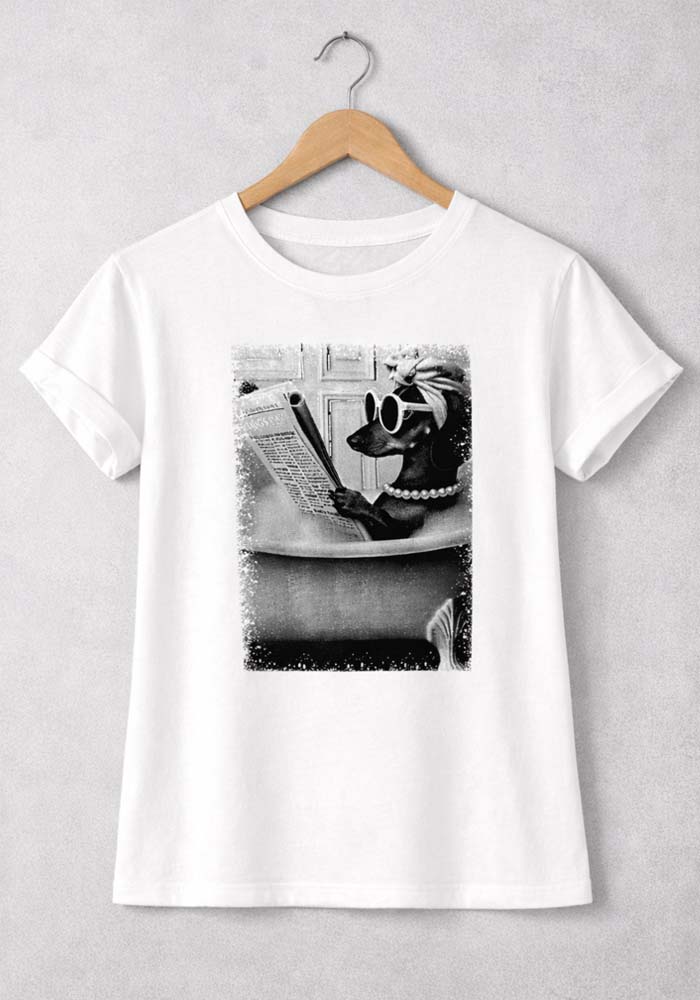 Λευκό γυναικείο T-shirt Posh Dog με ασπρόμαυρο graphic print σε ίσια γραμμή.