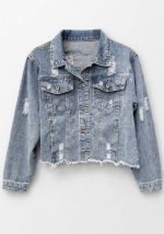 Γυναικείο denim jacket σε medium blue με distressed φθορές και ξεφτισμένο τελείωμα, σε χαλαρή cropped γραμμή.