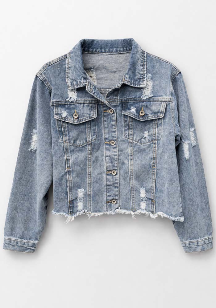 Γυναικείο denim jacket σε medium blue με distressed φθορές και ξεφτισμένο τελείωμα, σε χαλαρή cropped γραμμή.