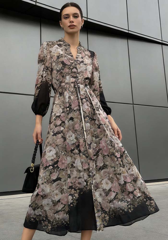 Αέρινο 3/4 φόρεμα με μαύρο floral print, 3/4 μανίκια και μπεζ πλεκτή ζώνη στη μέση, σε κομψή ρομαντική γραμμή.