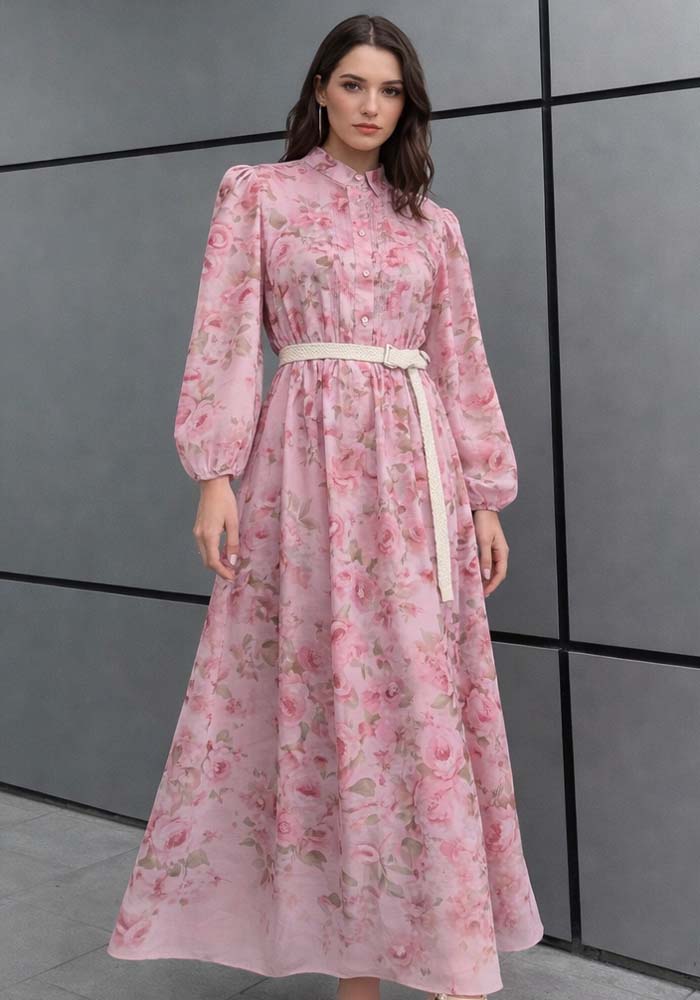 Αέρινο 3/4 φόρεμα με ροζ floral print, 3/4 μανίκια και μπεζ πλεκτή ζώνη στη μέση, σε κομψή ρομαντική γραμμή.