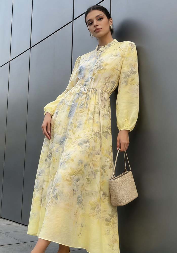 Αέρινο 3/4 φόρεμα με κίτρινο floral print, 3/4 μανίκια και μπεζ πλεκτή ζώνη στη μέση, σε κομψή ρομαντική γραμμή.