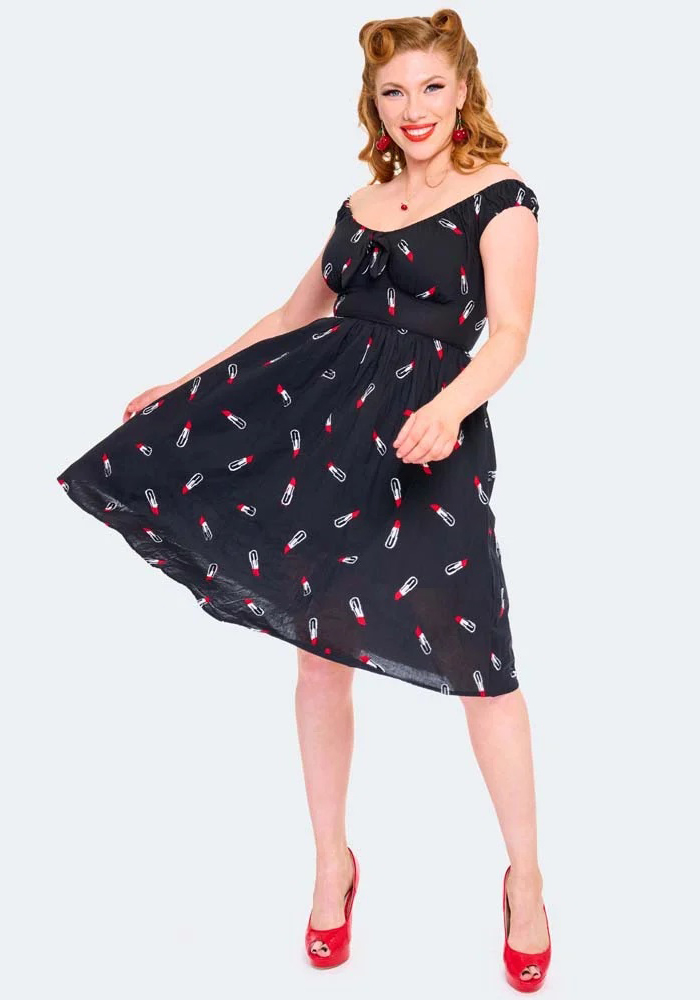 Μαύρο midi φόρεμα με κέντημα lipstick σε fit and flare γραμμή.