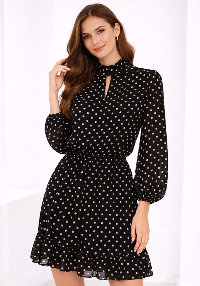 Μαύρο mini φόρεμα με λευκό πουά, μακριά μανίκια, δέσιμο στον λαιμό και βολάν στο τελείωμα σε ρομαντικό στυλ.