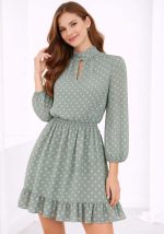 Μέντα mini φόρεμα με λευκό πουά, μακριά μανίκια, δέσιμο στον λαιμό και βολάν στο τελείωμα σε ρομαντικό στυλ.