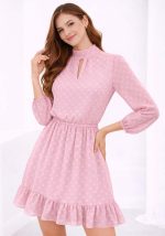 Ροζ mini φόρεμα με λευκό πουά, μακριά μανίκια, δέσιμο στον λαιμό και βολάν στο τελείωμα σε ρομαντικό στυλ.