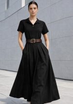 Μαύρο midi φόρεμα Doppio 2 με γιακά polo και ζώνη στη μέση σε minimal γραμμή.