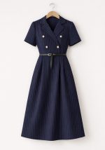 Navy pinstripe midi φόρεμα Gert με χρυσά κουμπιά και μαύρη ζώνη σε tailored γραμμή.